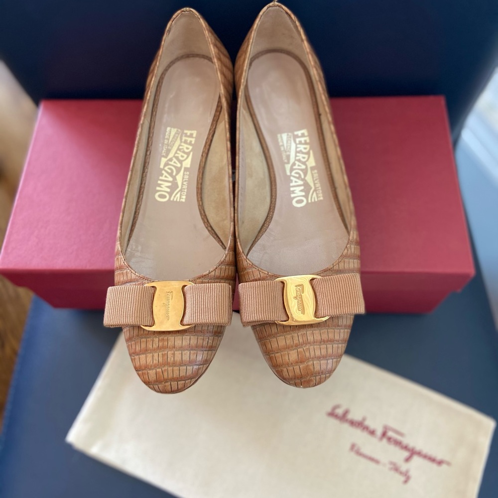 Salvatore Ferragamo Vara Bow Pump Shoe - size 5.5